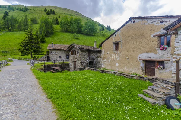 Kamenný dům ve vesnici alpských pastevců v italských Alpách letní louky — Stock fotografie