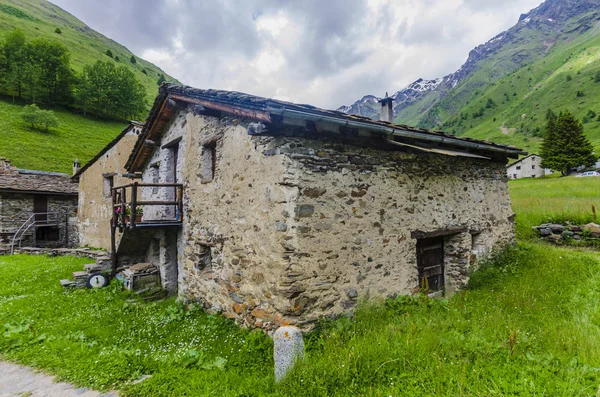 Kamenný dům ve vesnici alpských pastevců v italských Alpách letní louky — Stock fotografie