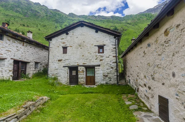 Yaz çayır İtalyan Alpleri Alp çobanlar köyünde taş ev — Stok fotoğraf