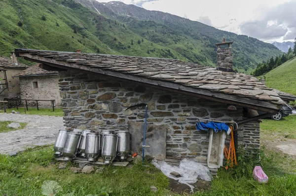 Kamenný dům ve vesnici alpských pastevců v italských Alpách letní louky — Stock fotografie
