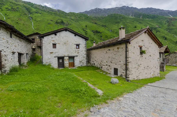 Kamenný dům ve vesnici alpských pastevců v italských Alpách letní louky — Stock fotografie