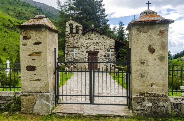 Kamenný kostel v obci hřbitově v Alpách. Itálie — Stock fotografie