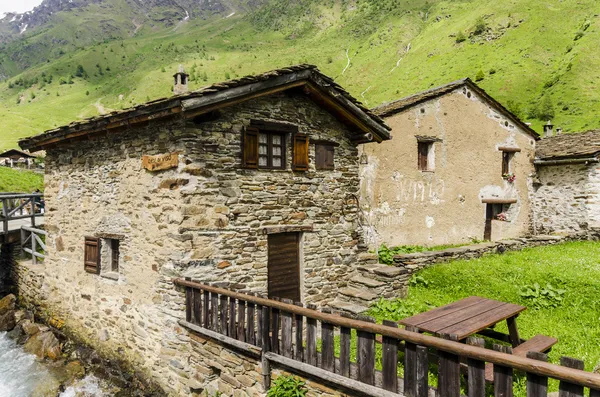 Kamenný dům ve vesnici alpských pastevců v italských Alpách letní louky — Stock fotografie