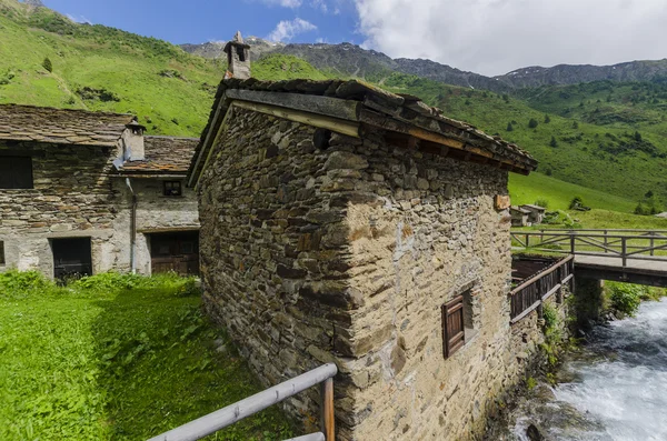 Kamenný dům ve vesnici alpských pastevců v italských Alpách letní louky — Stock fotografie