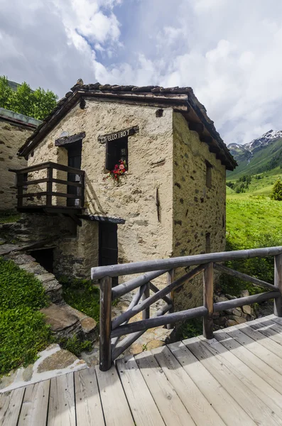 Steinhaus im Almhirtendorf in den italienischen Alpen der Sommerwiesen — Stockfoto