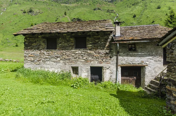 Kamenný dům ve vesnici alpských pastevců v italských Alpách letní louky — Stock fotografie