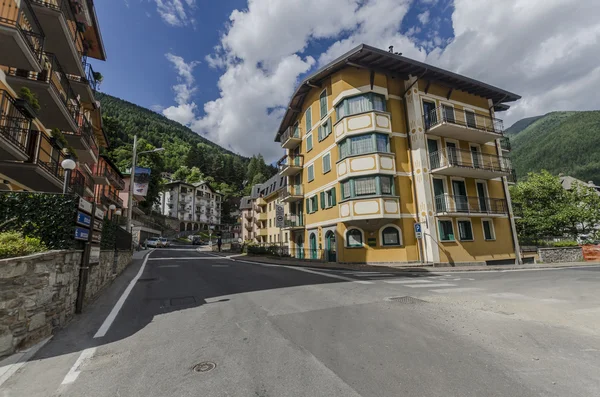 Sokak ve evler Alp İtalyan ponte dağ kasabasında di legno bölge lombaridya brescia, İtalya — Stok fotoğraf