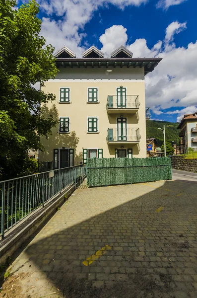 Ulice a domy ve městě horské alpské italský ponte di legno regionu lombaridya brescia, severní Itálie — Stock fotografie