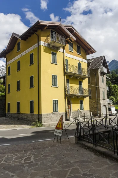 Gator och hus i bergsstaden alpina italienska ponte di legno regionen lombaridya brescia, norra Italien — Stockfoto