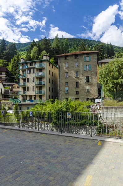 Gator och hus i bergsstaden alpina italienska ponte di legno regionen lombaridya brescia, norra Italien — Stockfoto