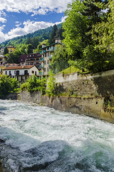 Ulice i domy w miejscowości górskich Alp włoskich ponte di legno regionu lombaridya brescia, w północnych Włoszech — Zdjęcie stockowe