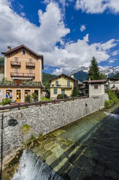 Ruas e casas na cidade montanhosa de Alpine Italian Ponte di Legno região Lombaridya Brescia, norte da Itália — Fotografia de Stock