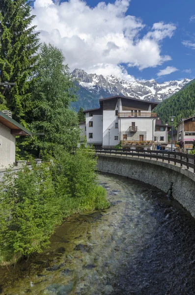 Ruas e casas na cidade montanhosa de Alpine Italian Ponte di Legno região Lombaridya Brescia, norte da Itália — Fotografia de Stock