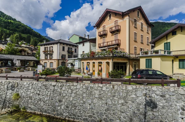 ถนนและบ้านในเมืองภูเขาของอัลไพน์ อิตาลี Ponte di Legno ภูมิภาค Lombaridya Brescia, อิตาลีเหนือ — ภาพถ่ายสต็อก