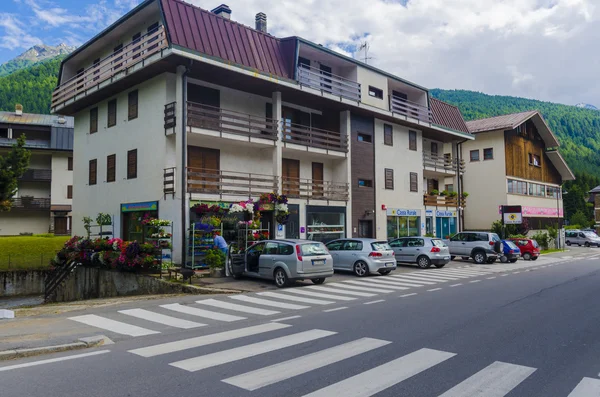 Rues et maisons dans la ville de montagne de Ponte di Legno Italie alpine région Lombaridya Brescia, Italie du Nord — Photo