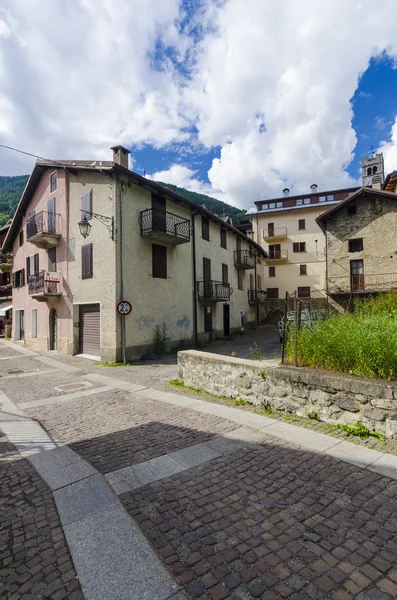 Straten en huizen in de berg stad van alpine Italiaanse ponte di legno regio lombaridya brescia, Noord-Italië — Stockfoto