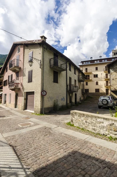 Gator och hus i bergsstaden alpina italienska ponte di legno regionen lombaridya brescia, norra Italien — Stockfoto