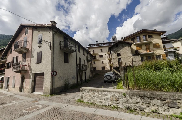 Ulice a domy ve městě horské alpské italský ponte di legno regionu lombaridya brescia, severní Itálie — Stock fotografie