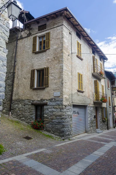 Sokak ve evler Alp İtalyan ponte dağ kasabasında di legno bölge lombaridya brescia, İtalya — Stok fotoğraf