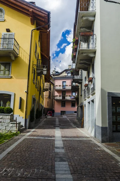 Sokak ve evler Alp İtalyan ponte dağ kasabasında di legno bölge lombaridya brescia, İtalya — Stok fotoğraf