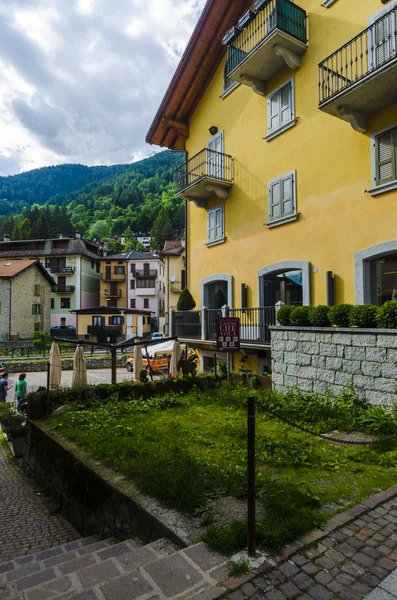 Ulice i domy w miejscowości górskich Alp włoskich ponte di legno regionu lombaridya brescia, w północnych Włoszech — Zdjęcie stockowe