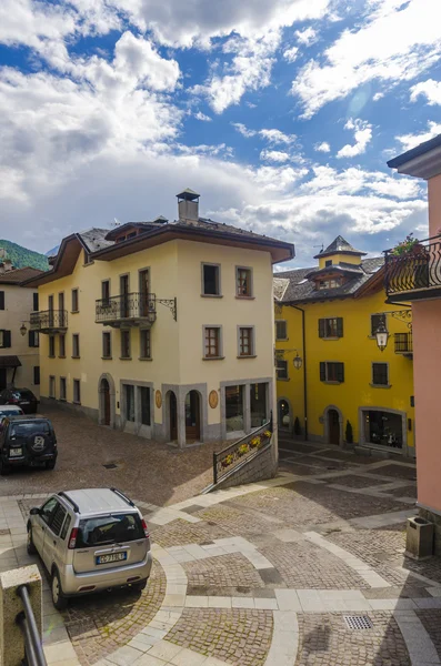 Ulice a domy ve městě horské alpské italský ponte di legno regionu lombaridya brescia, severní Itálie — Stock fotografie