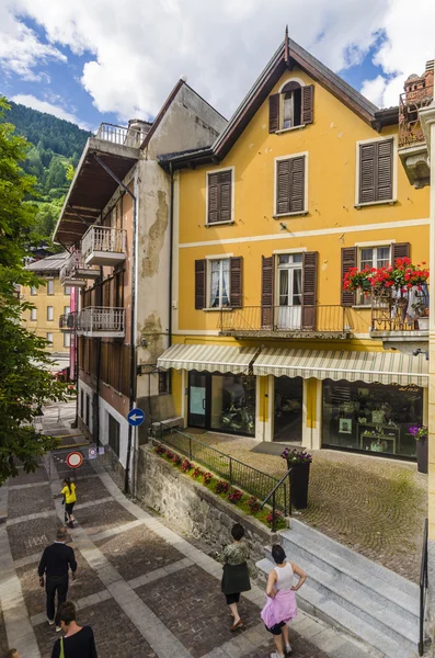 Ulice i domy w miejscowości górskich Alp włoskich ponte di legno regionu lombaridya brescia, w północnych Włoszech — Zdjęcie stockowe