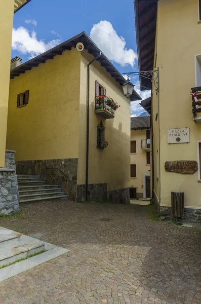 Ulice a domy ve městě horské alpské italský ponte di legno regionu lombaridya brescia, severní Itálie — Stock fotografie