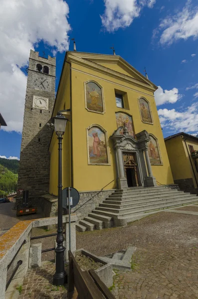 Straßen und Häuser in der Bergstadt der alpinen italienischen Ponte di legno Region Lombaridya Brescia, Norditalien — Stockfoto