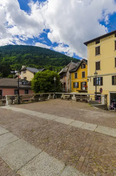 Ruas e casas na cidade montanhosa de Alpine Italian Ponte di Legno região Lombaridya Brescia, norte da Itália — Fotografia de Stock