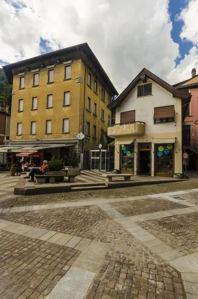 Streets and houses in the mountain town of Alpine Italian Ponte di Legno region Lombaridya Brescia, northern Italy — Stock Photo, Image