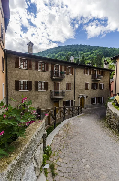 Ulice i domy w miejscowości górskich Alp włoskich ponte di legno regionu lombaridya brescia, w północnych Włoszech — Zdjęcie stockowe