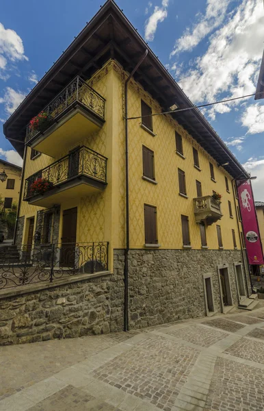 Streets and houses in the mountain town of Alpine Italian Ponte di Legno region Lombaridya Brescia, northern Italy — Stock Photo, Image