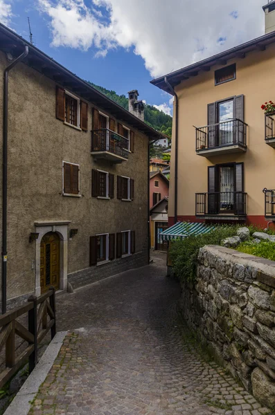 Gator och hus i bergsstaden alpina italienska ponte di legno regionen lombaridya brescia, norra Italien — Stockfoto