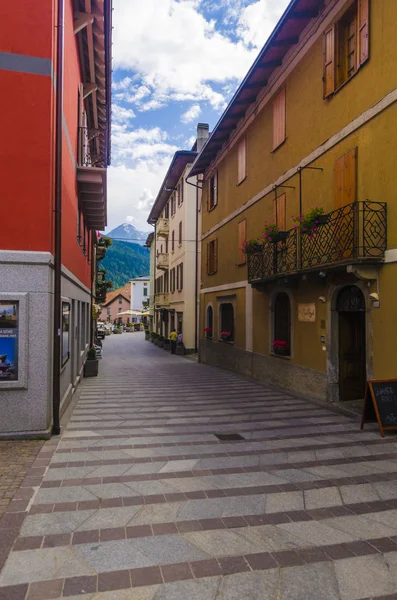 ถนนและบ้านในเมืองภูเขาของอัลไพน์ อิตาลี Ponte di Legno ภูมิภาค Lombaridya Brescia, อิตาลีเหนือ — ภาพถ่ายสต็อก