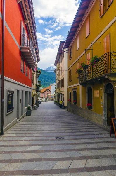 ถนนและบ้านในเมืองภูเขาของอัลไพน์ อิตาลี Ponte di Legno ภูมิภาค Lombaridya Brescia, อิตาลีเหนือ — ภาพถ่ายสต็อก