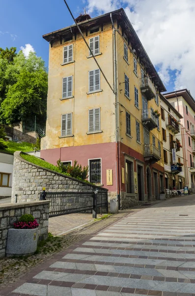 Gator och hus i bergsstaden alpina italienska ponte di legno regionen lombaridya brescia, norra Italien — Stockfoto