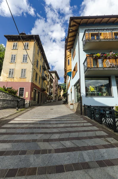 Streets and houses in the mountain town of Alpine Italian Ponte di Legno region Lombaridya Brescia, northern Italy — Stock Photo, Image