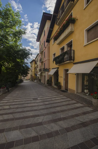 Strade e case nel comune di montagna di Alpine Italian Ponte di Legno regione Lombaridya Brescia, Italia settentrionale — Foto Stock