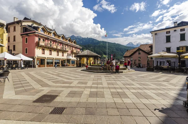 Ruas e casas na cidade montanhosa de Alpine Italian Ponte di Legno região Lombaridya Brescia, norte da Itália — Fotografia de Stock