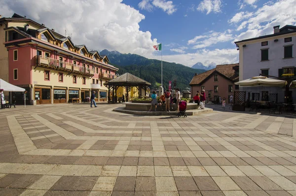 Calles y casas en la ciudad de montaña de Alpine Italia Ponte di Legno región Lombaridya Brescia, norte de Italia — Foto de Stock