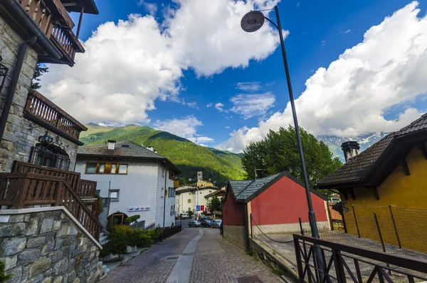 ถนนและบ้านในเมืองภูเขาของอัลไพน์ อิตาลี Ponte di Legno ภูมิภาค Lombaridya Brescia, อิตาลีเหนือ — ภาพถ่ายสต็อก