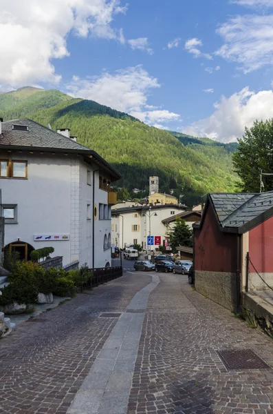 Calles y casas en la ciudad de montaña de Alpine Italia Ponte di Legno región Lombaridya Brescia, norte de Italia — Foto de Stock