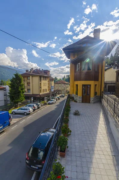 Ulice i domy w miejscowości górskich Alp włoskich ponte di legno regionu lombaridya brescia, w północnych Włoszech — Zdjęcie stockowe