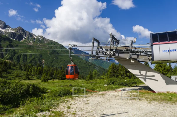 Hiihtohissi nostaa Alpit kesällä. Passo Di Tonallen hiihtokeskus. Pohjois-Italia — kuvapankkivalokuva