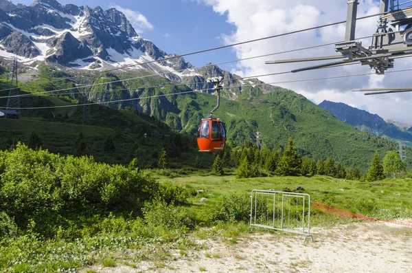 Ski levantar os Alpes no verão. Estância de esqui de Passo Di Tonalle. Ital do Norte — Fotografia de Stock