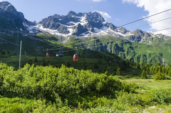 Wyciągu narciarskiego Alpy latem. Ośrodek narciarski passo di tonalle. Północnej ital — Zdjęcie stockowe