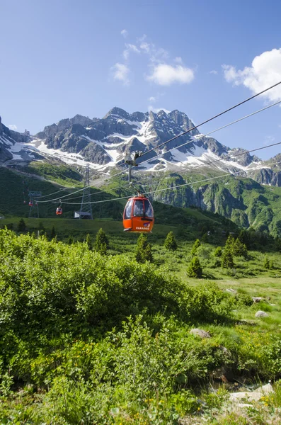 Hiihtohissi nostaa Alpit kesällä. Passo Di Tonallen hiihtokeskus. Pohjois-Italia — kuvapankkivalokuva