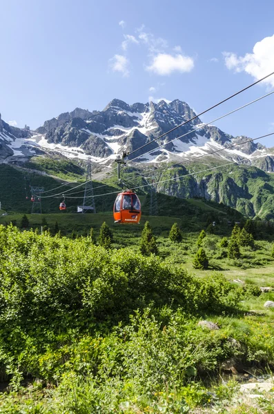 Remonte de los Alpes en verano. Estación de esquí de Passo Di Tonalle. Norte de Ital — Foto de Stock
