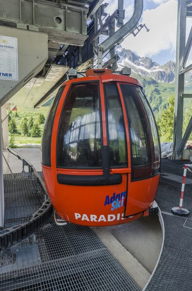在意大利阿尔卑斯山电缆架空缆车上的滑雪缆车 — 图库照片